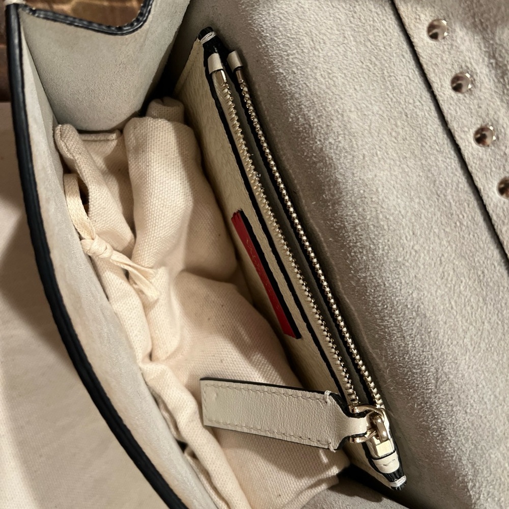 SMALL ROCKSTUD GRAINY CALFSKIN CROSSBODY BAG IN IVORY - Picture 6 of 7